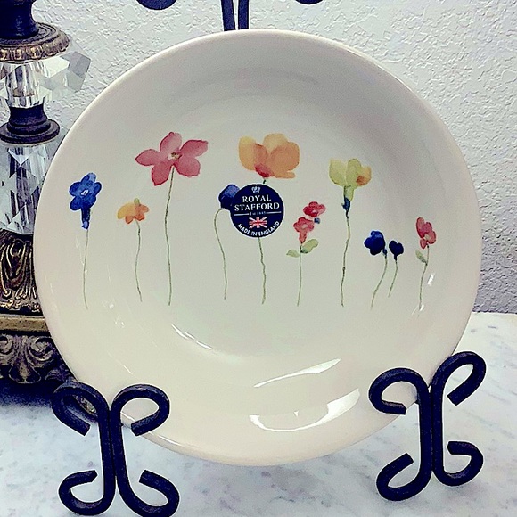 ROYAL STAFFORD SCARTTERED FLOWERS PASTA BOWL 9 INCH NEW ENGLAND - Picture 3 of 7